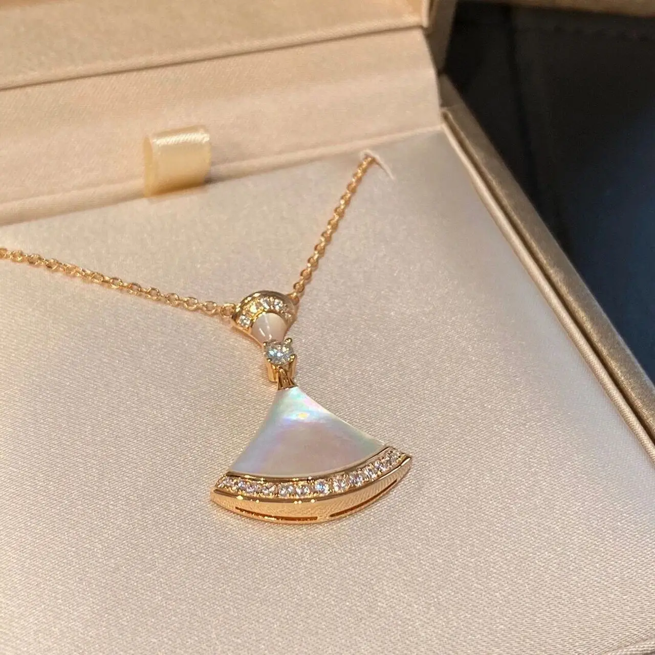 有3 pearl fan necklace